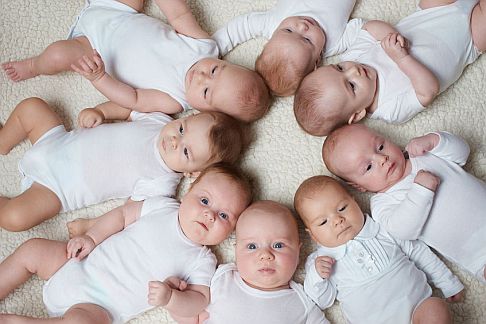 מעגל של תינוקות חמודים